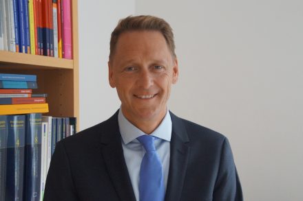 Prof. Dr. Jürgen Kühling, LL.M., holds a Chair at the University of Regensburg and is a Member of the German Monopolies Commission.