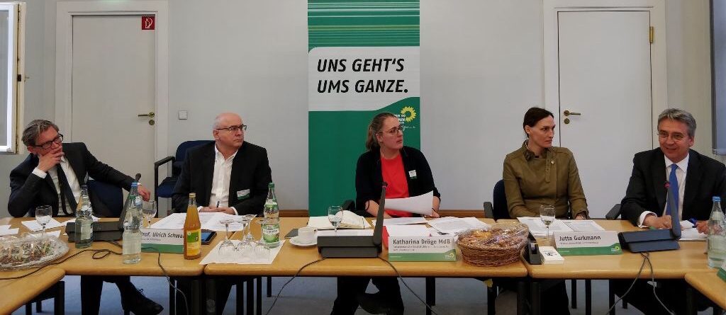 Auf Einladung der Grünen Bundestagsfraktion traf sich eine illustre Runde, um über digitales Kartellrecht zu diskutieren. Lucas Gasser berichtet auf D'Kart.